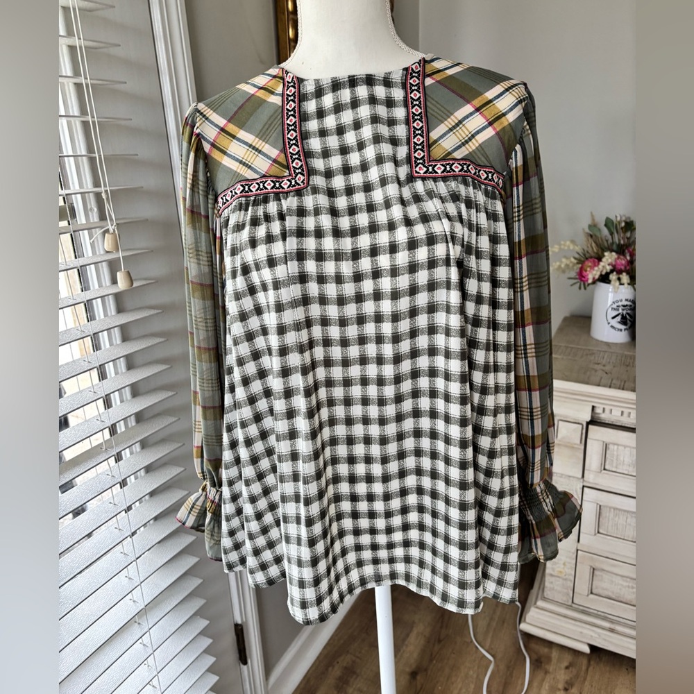 Entro long sleeve olive green and ivory blouse size small EUC